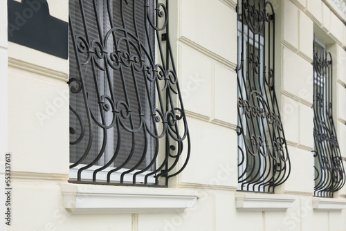 Foto Beautiful windows with grills in building outdoors