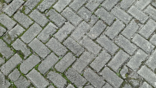 The landscape wallpaper features a block paving theme, with moss growing around the paving blocks