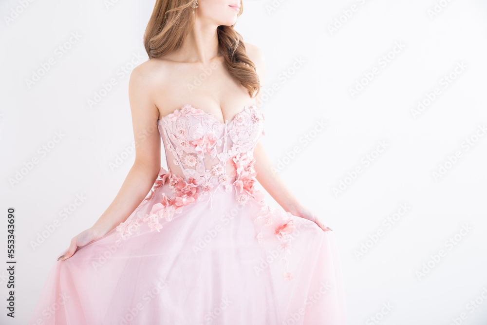 ピンクのドレスを着た女性　sexy