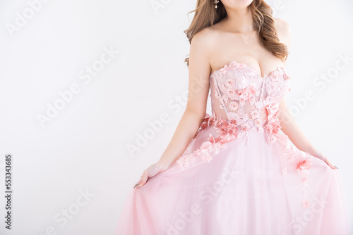 ピンクのドレスを着た女性　sexy