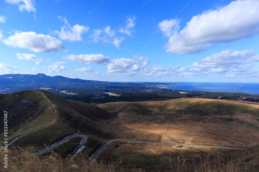 Obraz premium 秋田県男鹿半島 寒風山からの眺め 12月 青空と海