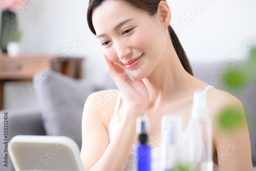 Free Download 化粧水でお肌のお手入れをする美しい女性の写真 - GFXLoad