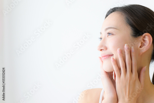 Tableau sur toile A beautiful woman with a bare skin that is easy to use in images such as estheti