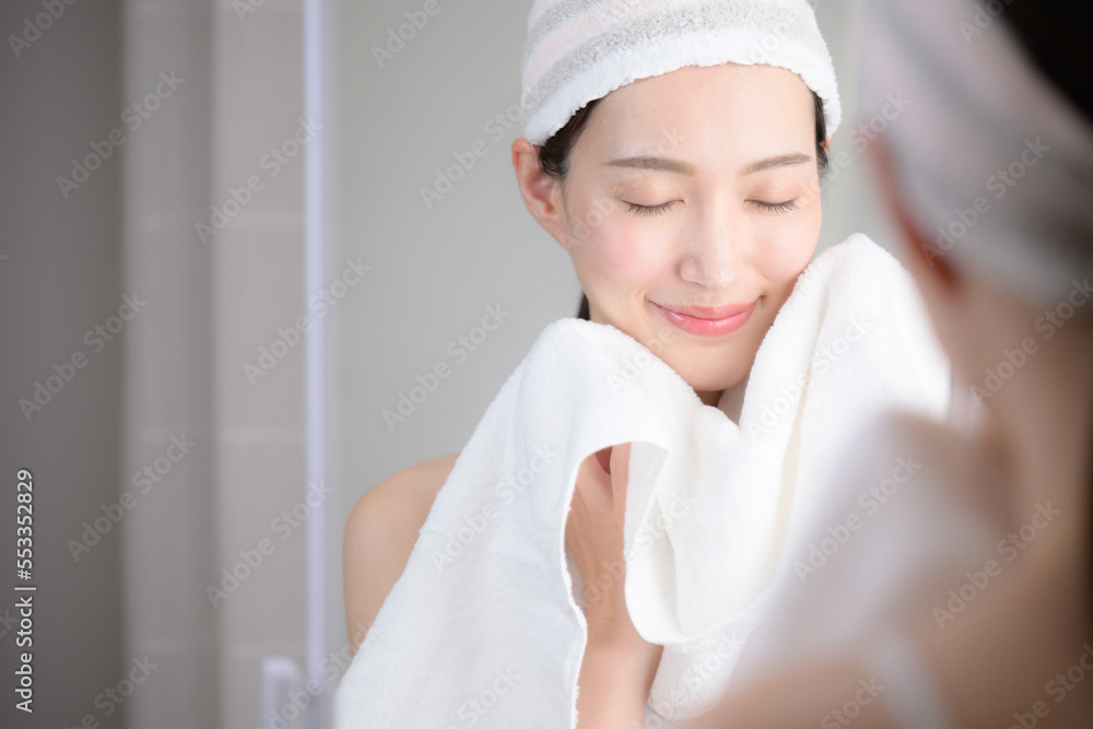 洗顔やお風呂上がりの女性のイメージ