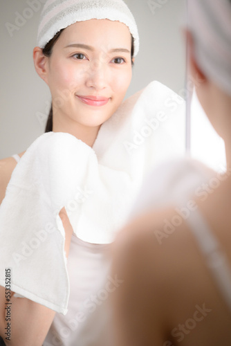 洗顔やお風呂上がりの女性のイメージ 縦
