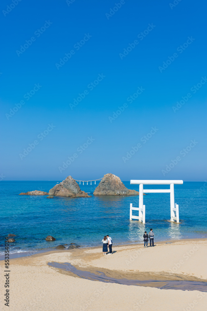 Fototapeta premium 桜井二見ヶ浦の白い鳥居（福岡県糸島市）