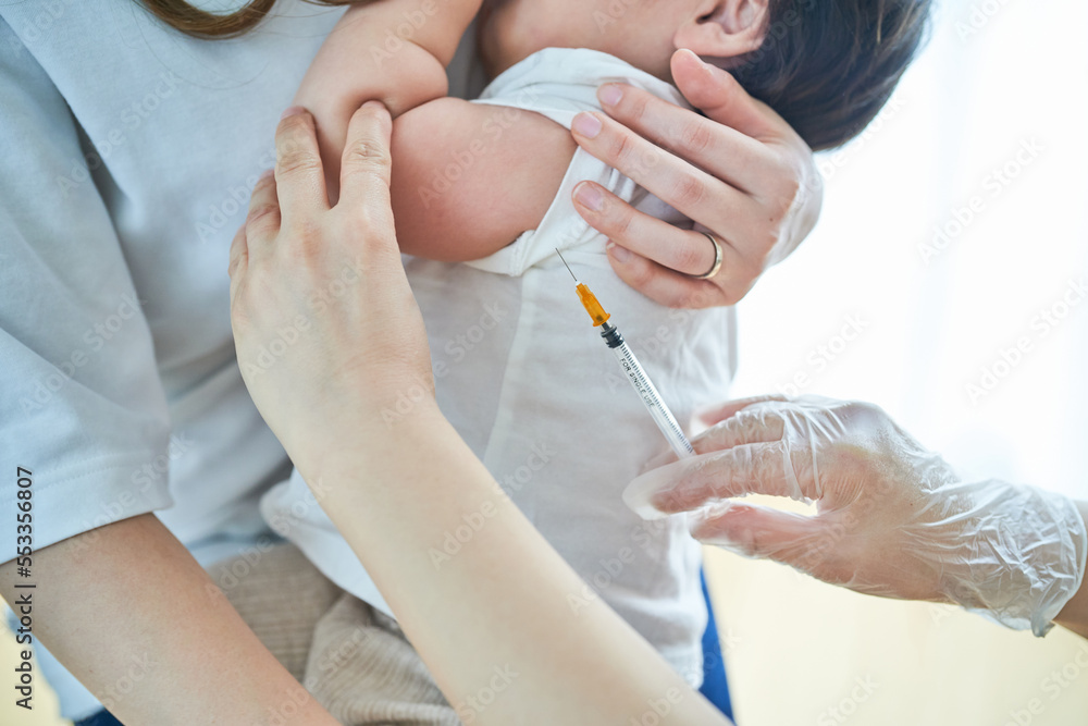 予防接種を受ける乳幼児 予防接種を受ける乳幼児