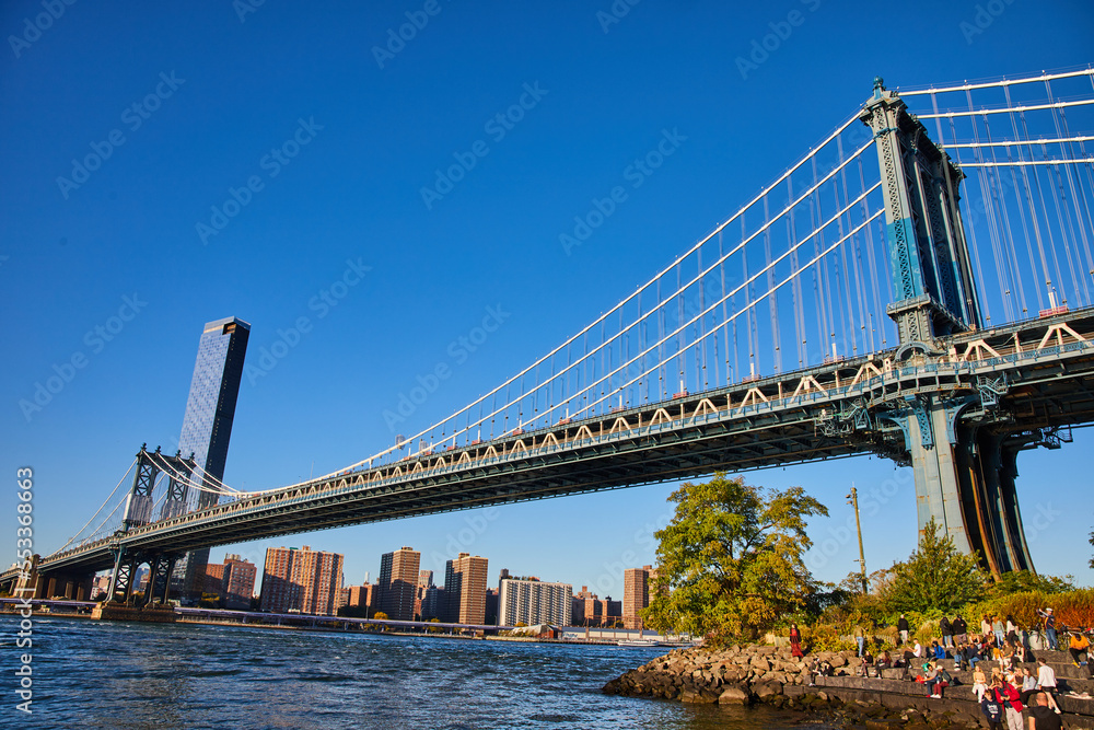 Obraz premium View of entire Brooklyn Bridge from low angle with waters and New York City in background