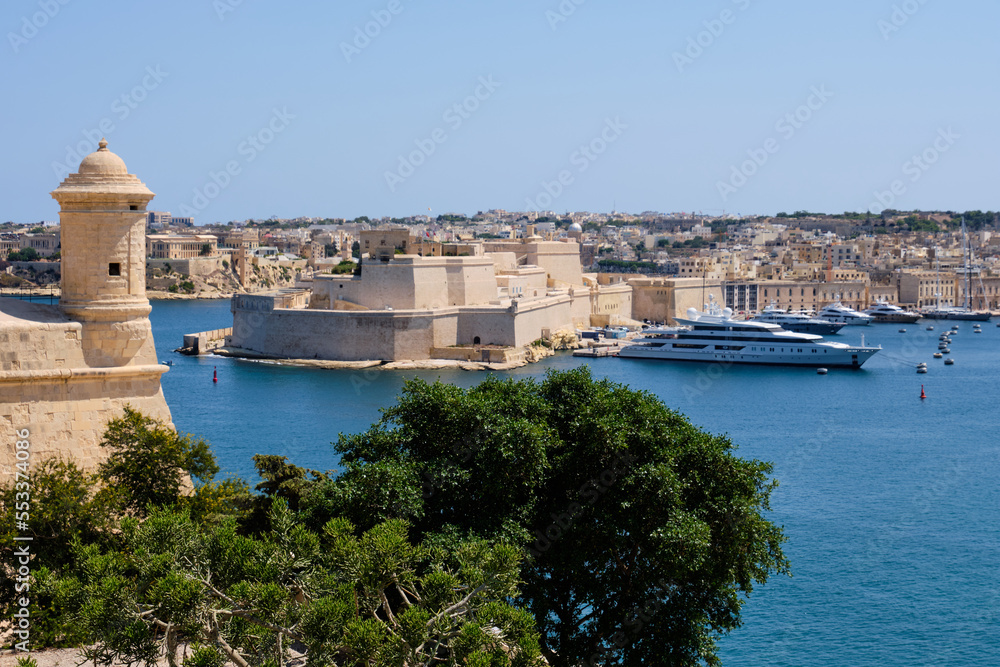 Fototapeta premium View of Fort St. Angelo and the Grand Harbour from the Upper Barrakka Gardens - Valletta, Malta
