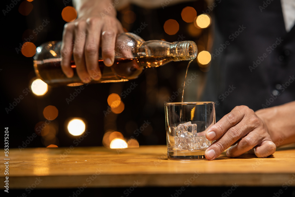 Barman pouring whiskey whiskey glass ..