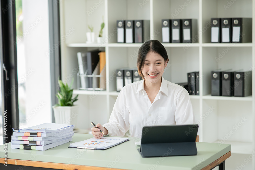 Asian business woman Enjoy working at office Asian business woman Enjoy working at office