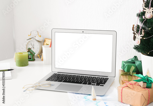 Laptop with Christmas tree ...
