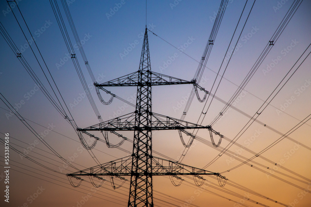 Hochspannungsleitung vor schönem Abendhimmel Hochspannungsleitung vor schönem Abendhimmel