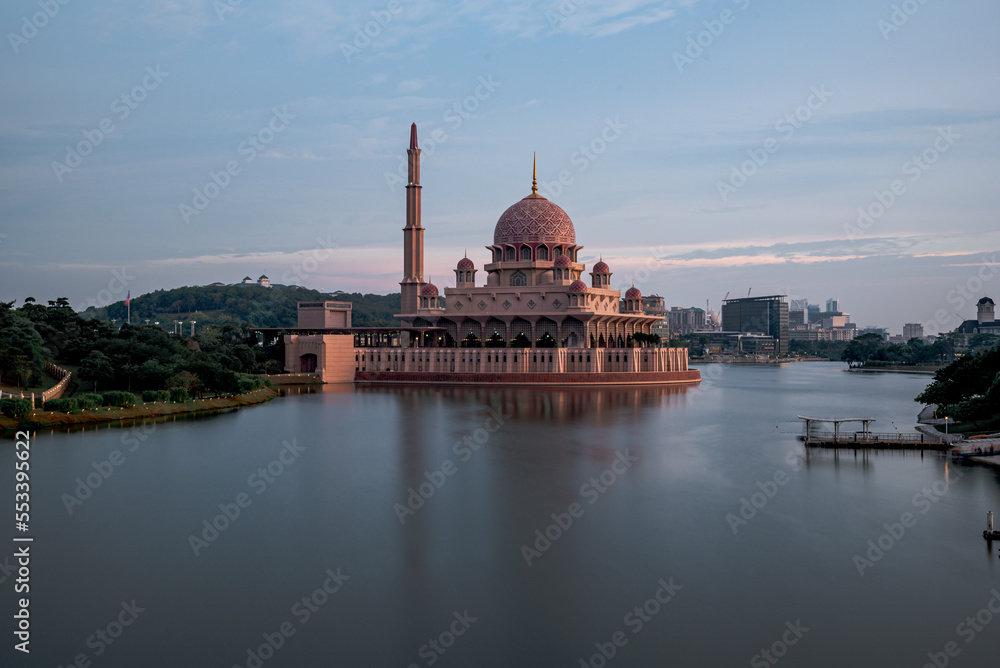 Obraz premium View of the Putrajaya Mosque on water