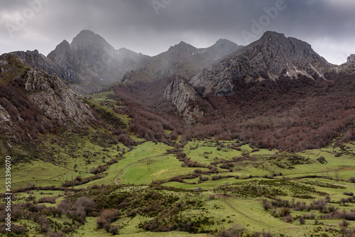 Photography Meadows, beech forests and mountains in the Valle de Anciles in autumn
