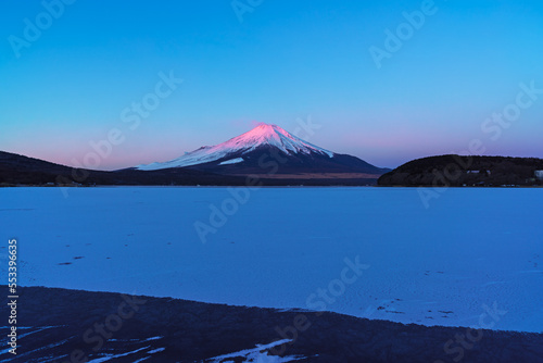 山中湖より望む富士山の夜明け