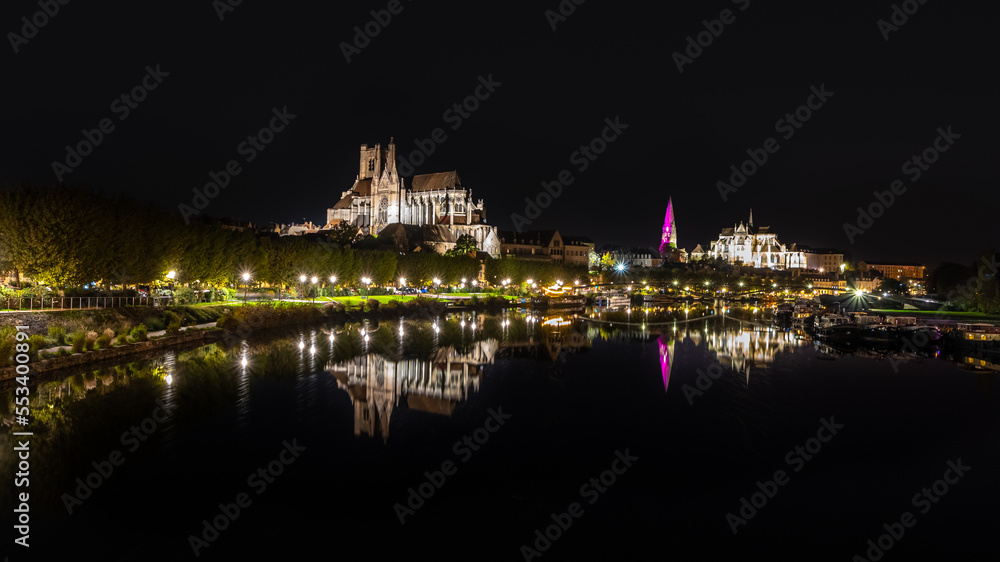 	
Abbaye Saint Germain de Auxerre de nuit avec reflet dans le fleuve de Yonne. France.	