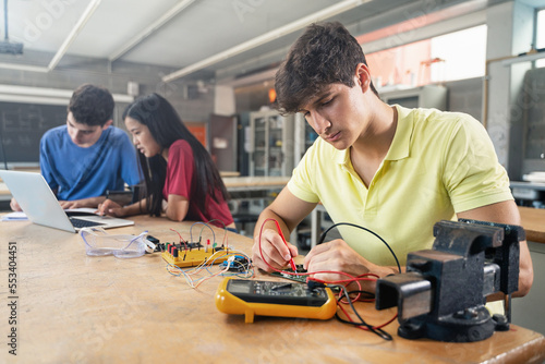 Fotografie College Student working on electronics circuit in the science technology worksho