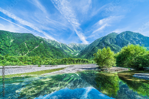 夏の上高地　穂高連峰と梓川【長野県・松本市】 Hotaka mountain range reflected on the surface of the Azusa River - Kamikōchi, Nagano, Japan