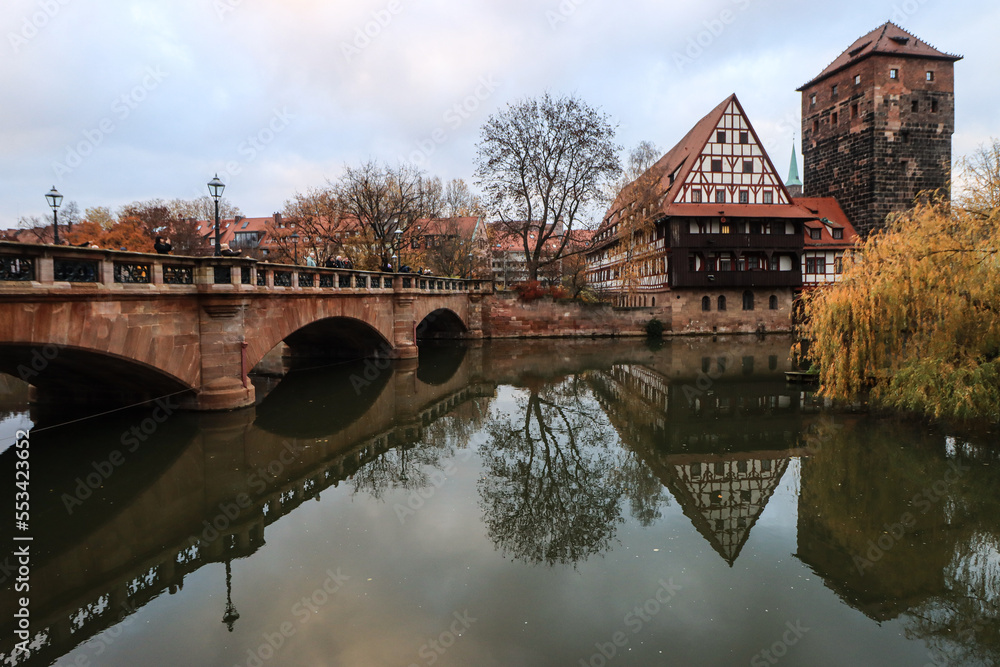 Romantisches Nürnberg im Spätherbst; Maxbrücke mit Weinstadl und Wasserturm