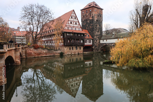 Romantisches, mittelalterliches Nürnberg im Spätherbst;  Weinstadl und Wasserturm an der Pegnitz photo