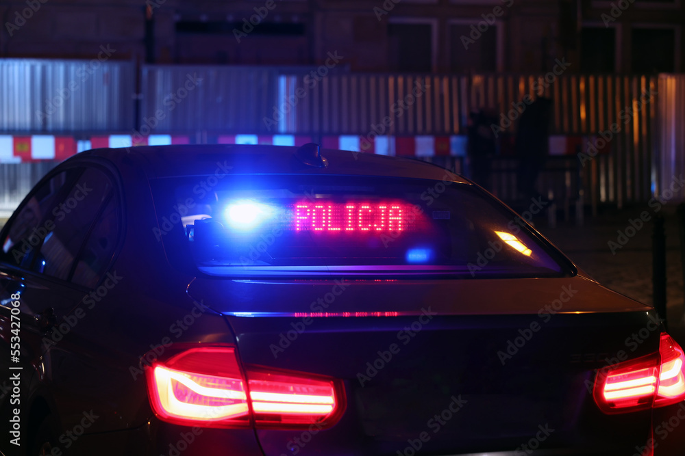 Nieoznakowany samochód policyjny polskiej policji w wieczornej akcji na drodze. - obrazy, fototapety, plakaty 