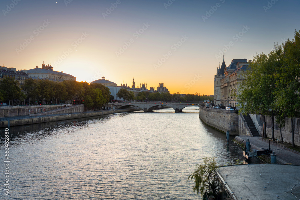 Obraz premium Cityscape of Paris by the Seine river at sunrise. France