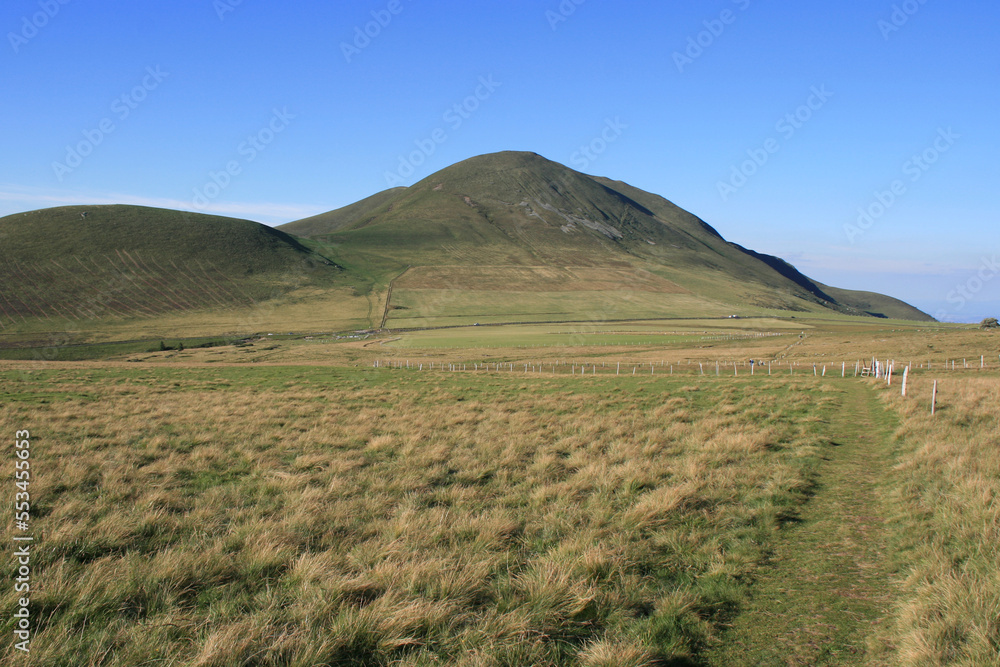 Fototapeta premium mountains (col de la croix saint-robert) and prairies in auvergne (france)