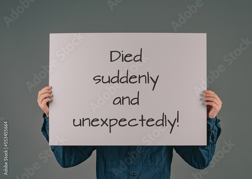 Billede på lærred Died suddenly and unexpectedly, young man holds sign, clarification of the incre