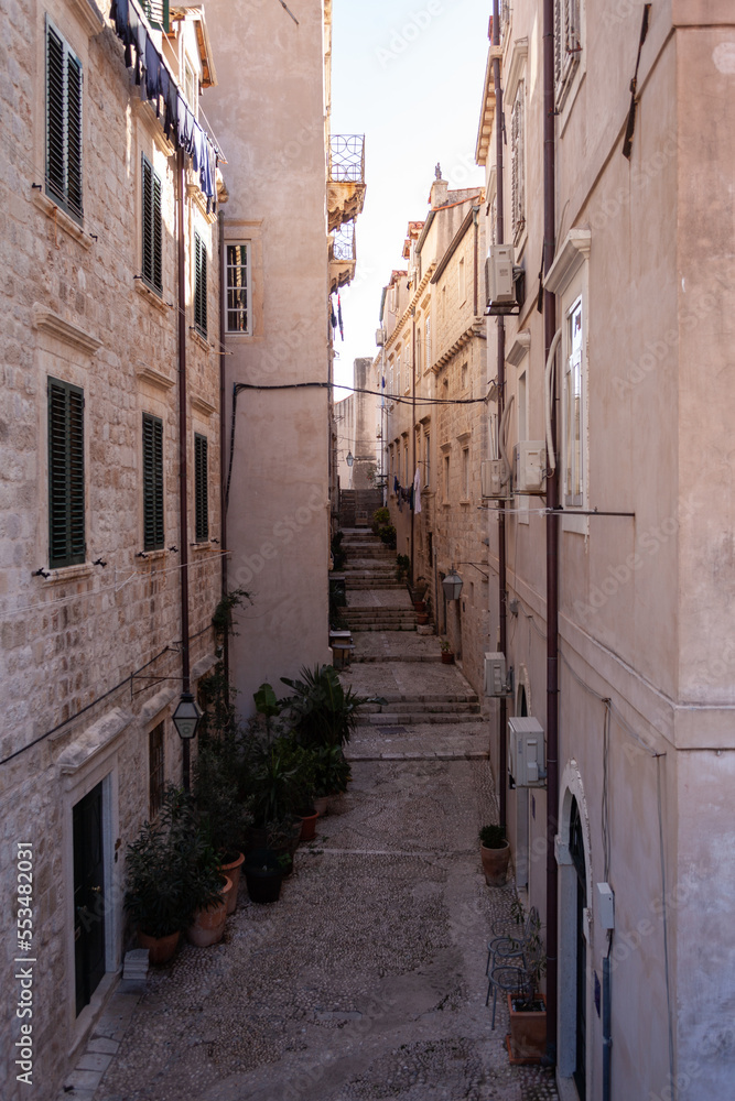 Historische, schmale Gasse in der Altstadt von Dubrovnik