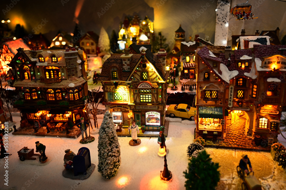 Fotografia do Stock Christmas village with large illuminated houses
