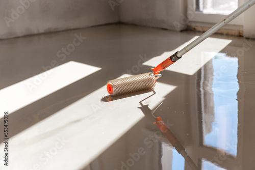 Self-leveling epoxy. Leveling with a mixture of cement floors.