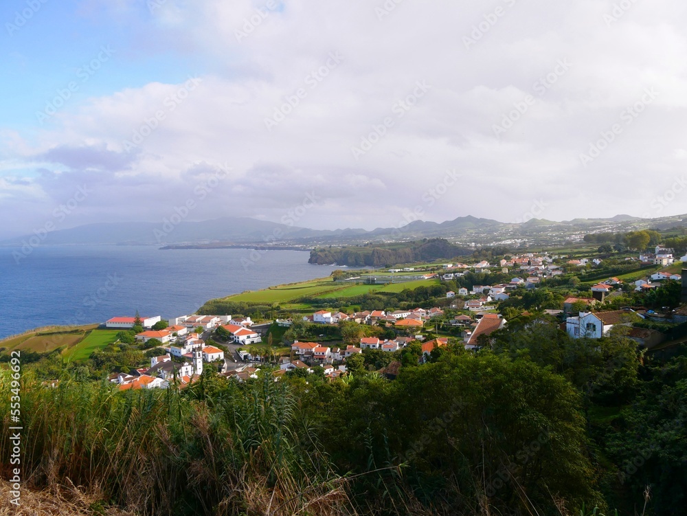 Village de Santo Antonio sur l'océan atlantique au nord de l'île de Sao Miguel dans l'archipel des Açores. Portugal; Europe