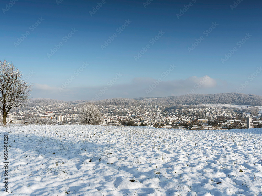 Lörrach im Winter, Haupstadt von Markgräflerland in Südwestdeutschland umgeben von verschneiten Landschaften von Schwarzwald und Wiesental