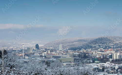 Schneelandschaft rund um Lörrach. Spektakuläre Aussicht vom Hügel und den Weinbergen von Tullingen über die Stadt, den Schwarzwald und das Wiesental 
