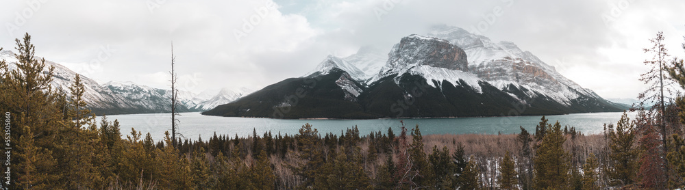 Obraz premium Lake Minnewanka Panorama Winter