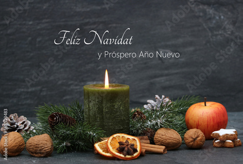 Tarjeta de Navidad: Vela verde con manzanas, canela en rama, nueces, galletas y rodajas de naranja. Feliz Navidad y próspero Año Nuevo. photo