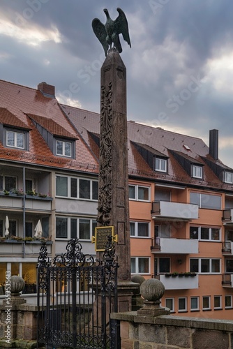 Oberen Karlsbrücke in Nürnberg Obelisk mit Kriegsadler am Nachmittag bei bewölktem Himmel