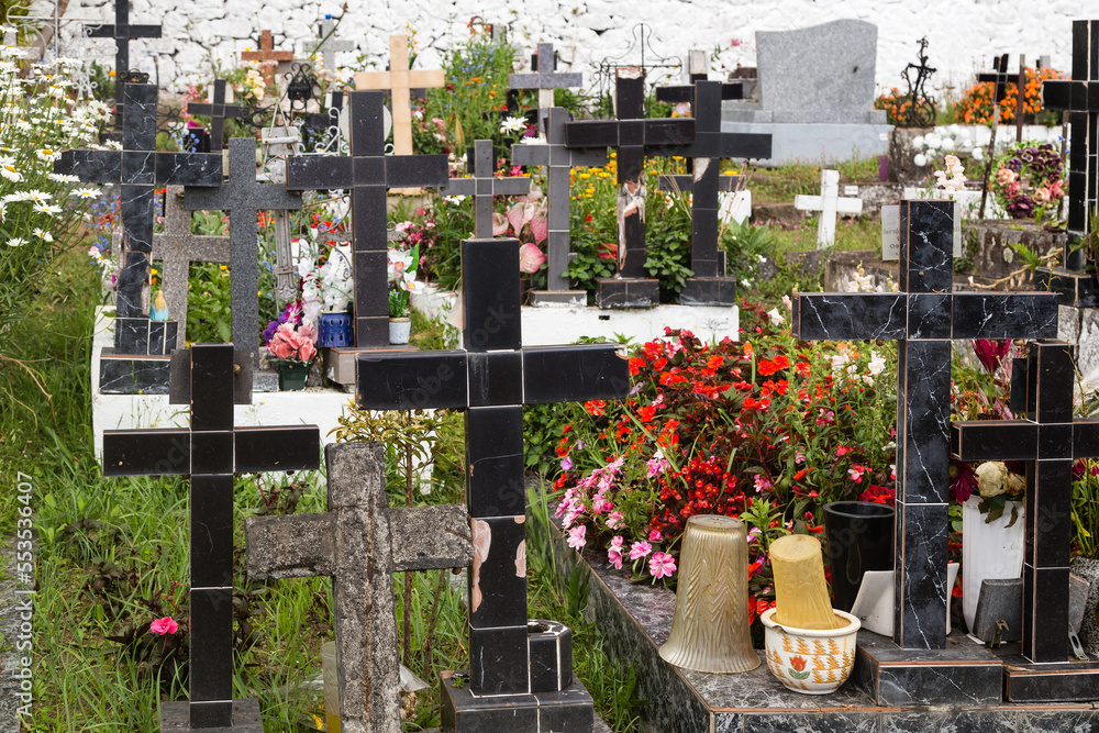 Croix noires dans un joli et pittoresque cimetière paysager très fleuri. Cimetière de Hell-Bourg, Cirque de Salazie, La Réunion