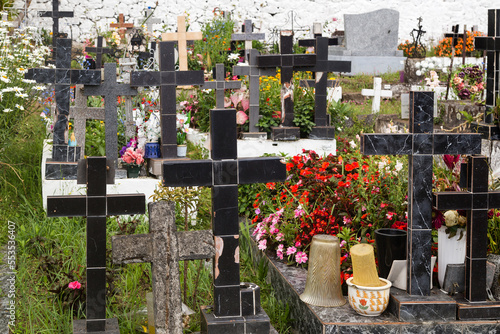 Croix noires dans un joli et pittoresque cimetière paysager très fleuri. Cimetière de Hell-Bourg, Cirque de Salazie, La Réunion photo