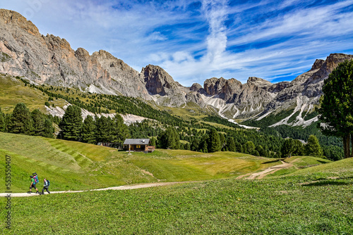 Panorama vom Gipfel des Col Raiser mit Blick auf die Berge in den Dolomiten, in Santa Cristina, Valgardena, Bozen, Südtirol Italien	
