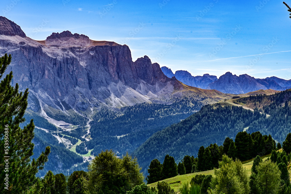 Fototapeta premium Panorama vom Gipfel des Col Raiser mit Blick den Langkofel in den Dolomiten, in Santa Cristina, Valgardena, Bozen, Südtirol Italien