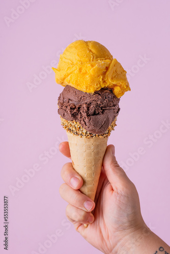 casquinha de sorvete em fundo colorido photo