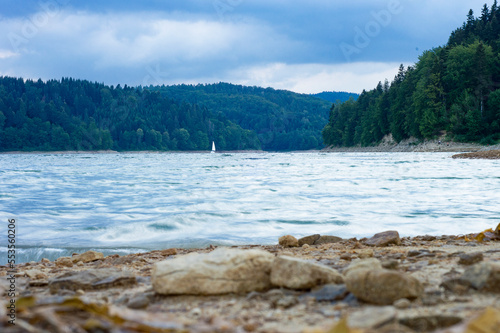 Fototapeta Naklejka Na Ścianę i Meble -  Jezioro Solińskie w Bieszczadach po którym pływa żaglówka