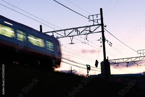 過ぎ去る電車と夕焼け