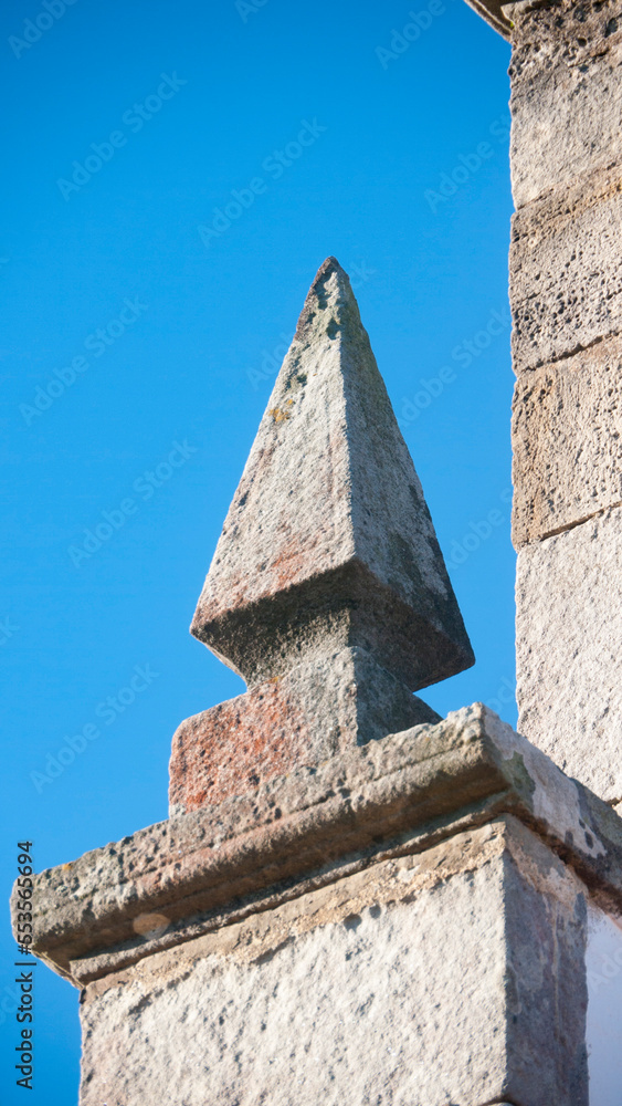 Adorno piramidal de piedra en iglesia rural