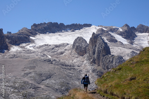 Wanderer am Padonkamm, Blick zur Marmolada © Fotolyse