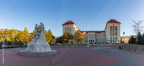 Obraz na płótnie Unity Monument and Grigore T. Popa University of Medicine and Pharmacy w salonie
