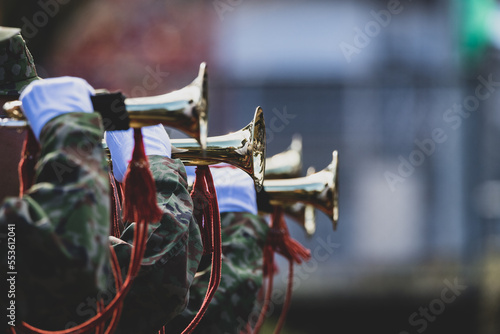 喇叭を吹奏する軍人（Military personnel playing the bugle）