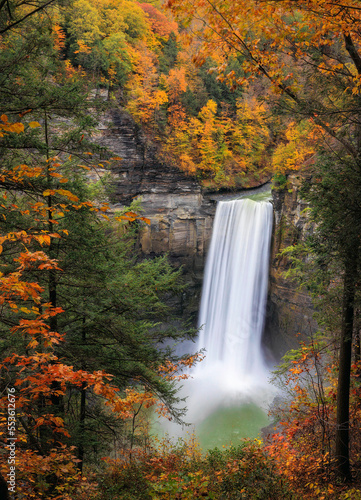 Fototapeta Naklejka Na Ścianę i Meble -  Taughannock Falls in the fall